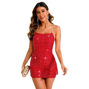 Mini robe rouge à paillettes avec bretelles en strass et coupe ajustée pour fête