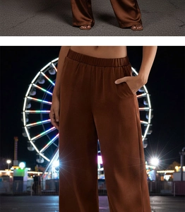 Détails du pantalon en satin marron à taille haute, jambe large et finition soyeuse chic