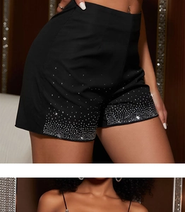 Détail du short noir taille haute avec strass dégradés et tissu lisse de haute qualité