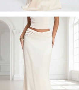 Détails de la jupe froncée en satin abricot avec texture soyeuse et drapé élégant