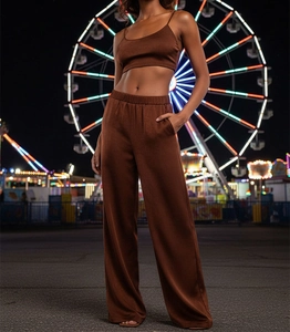 Détail du pantalon large marron foncé à taille haute et du haut court assorti en satin