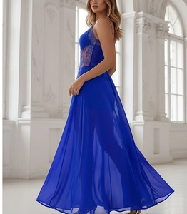Détail de la robe de soirée bleu roi montrant le corsage en dentelle et la taille ajourée