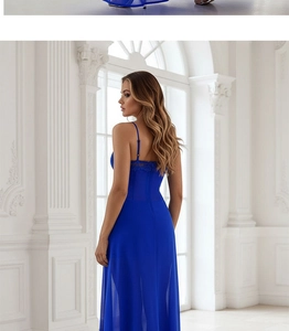Gros plan de la robe de soirée bleu roi avec dentelle délicate et tissu en maille transparente