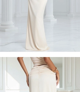Détail de la jupe longue en satin champagne avec taille froncée et ourlet fluide