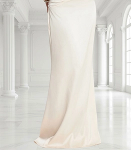 Détail du drapé en satin de soie champagne et de la texture élégante de cette jupe de soirée