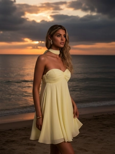 Robe mini bustier en mousseline jaune avec plis au buste et tour de cou assorti