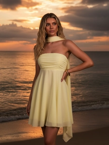 Mini robe élégante en mousseline jaune pâle avec buste plissé et lien de cou pour vacances