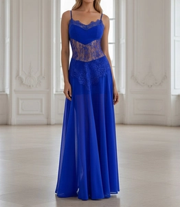 Détail de la robe bleu roi à col en V avec dentelle et taille transparente ajourée