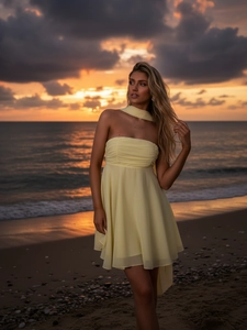 Robe bustier en mousseline jaune avec foulard pour les vacances à la plage