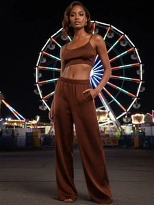 Ensemble deux pièces en satin marron avec crop top et pantalon large taille haute
