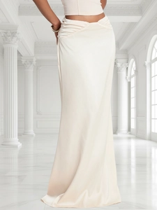 Jupe longue en satin abricot élégante avec taille plissée en V pour gala et soirées formelles