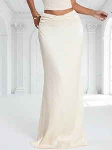 Ensemble de soirée élégant en satin abricot avec top court et jupe longue sirène plissée