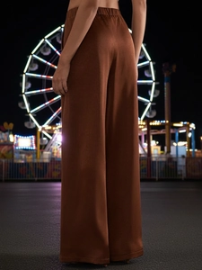 Pantalon large en satin marron à taille haute élastiquée pour tenue de fête élégante