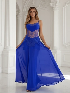 Robe de soirée élégante bleu roi avec col en V en dentelle et dos nu en mousseline