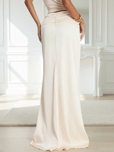 Jupe longue élégante en satin abricot avec détails froncés et coupe moulante chic