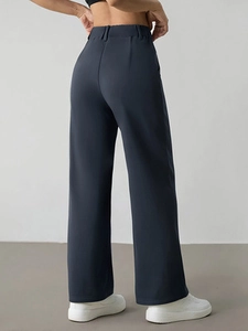 Pantalones de talle alto y pierna ancha en gris oscuro, vista trasera del corte holgado
