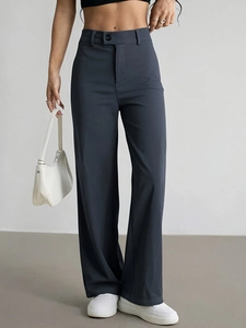 Pantalones de talle alto y pierna ancha en gris oscuro con un estilo minimalista