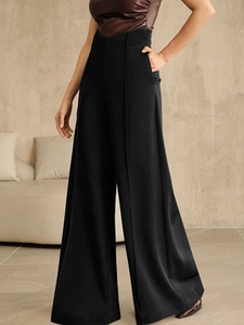 Women's black high-waisted wide-leg trousers in flowing fabric with stylish front stitching