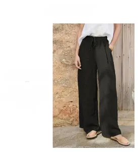 Détail de la taille à cordon et de la coupe ample du pantalon large en lin noir