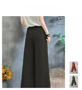 Détail d'un pantalon large en coton et lin à taille haute avec cordon de serrage