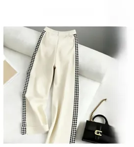 Détail du pantalon à taille haute avec panneaux latéraux en pied-de-poule et ceinture