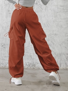 Pantaloni cargo da donna rosso ruggine a vita alta con tasche e coulisse regolabili