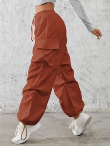 Pantaloni cargo da donna rosso ruggine con coulisse in vita e tasche laterali a patta