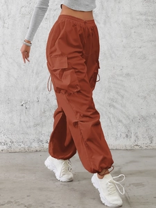 Pantaloni cargo rosso mattone da donna a vita alta con tasche laterali e coulisse regolabile