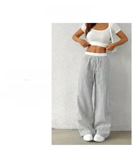 Détail du pantalon large à rayures grises avec taille élastique à cordon et tissu fluide
