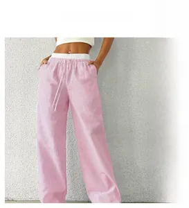 Détail du pantalon décontracté à rayures roses et blanches avec cordon de serrage et poches
