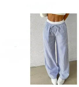 Détail du pantalon large à rayures bleues et blanches avec taille élastique et cordon