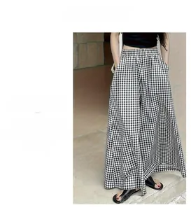 Détail du pantalon écossais à taille haute avec taille élastique et texture de tissu drapé