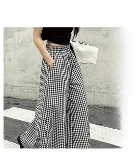 Détails du pantalon large à carreaux noir et blanc à taille haute et taille élastiquée