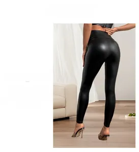 Vue arrière du legging en similicuir noir mat à taille haute et coupe moulante