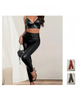 Détail de la texture en similicuir noir sur l'ensemble legging thermique taille haute