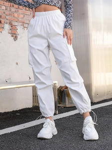 Pantalon cargo blanc taille haute pour femme avec poches multiples et chevilles élastiques