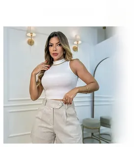 Dettaglio dei pantaloni a gamba larga a vita alta beige in tessuto strutturato pregiato