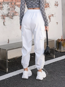 Pantalon cargo blanc pour femme à taille haute avec poches multiples et ourlet élastique