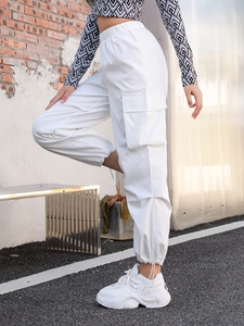 Pantalon cargo blanc taille haute pour femme avec multiples poches et chevilles ajustables