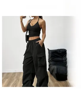 Detail der Cargohose mit großen Seitentaschen und verstellbarem Kordelzug im lässigen Stil