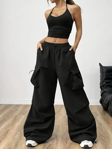 Damen-Cargoset in Schwarz mit Neckholder-Crop-Top und lockerer Tunnelzug-Cargohose