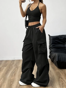 Damen Cargo-Set in Schwarz mit Neckholder-Top und weit geschnittener Mehrataschenhose