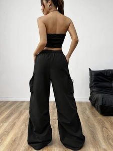 Damen Set aus schwarzem trägerlosem Top und lockerer Cargo-Hose mit weitem Bein