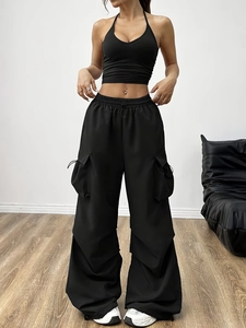 Damen-Set mit schwarzem Halter-Top und Cargo-Hose mit weitem Bein im Street-Style