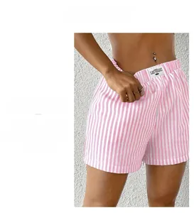 Détail du short décontracté à rayures roses avec étiquette Las Vegas sur la taille haute