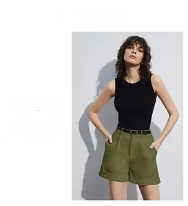 Détail du short taille haute vert olive avec ourlets roulés et ceinture noire élégante