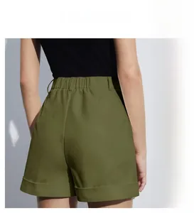Détail du short taille haute vert olive montrant la taille élastique et l'ourlet replié