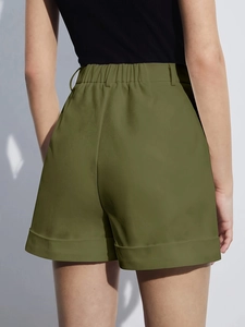 Short décontracté vert olive à taille haute avec taille élastique et revers stylé