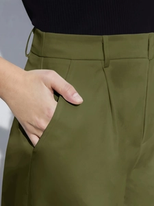Short taille haute vert olive avec ourlets roulés et détails de poches latérales