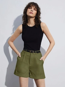 Short femme vert olive taille haute porté avec un débardeur noir côtelé et ceinture